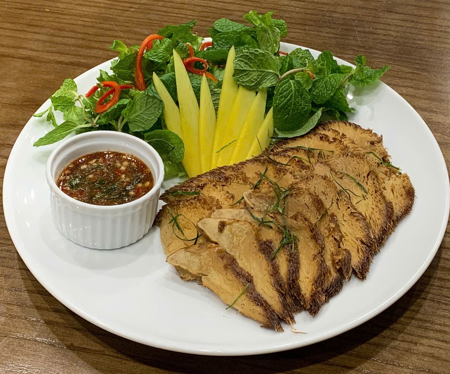 Nấm trường thọ hấp lá chanh/đĩa (Steamed Lion's Mane Mushrooms with Lemon Leaves)