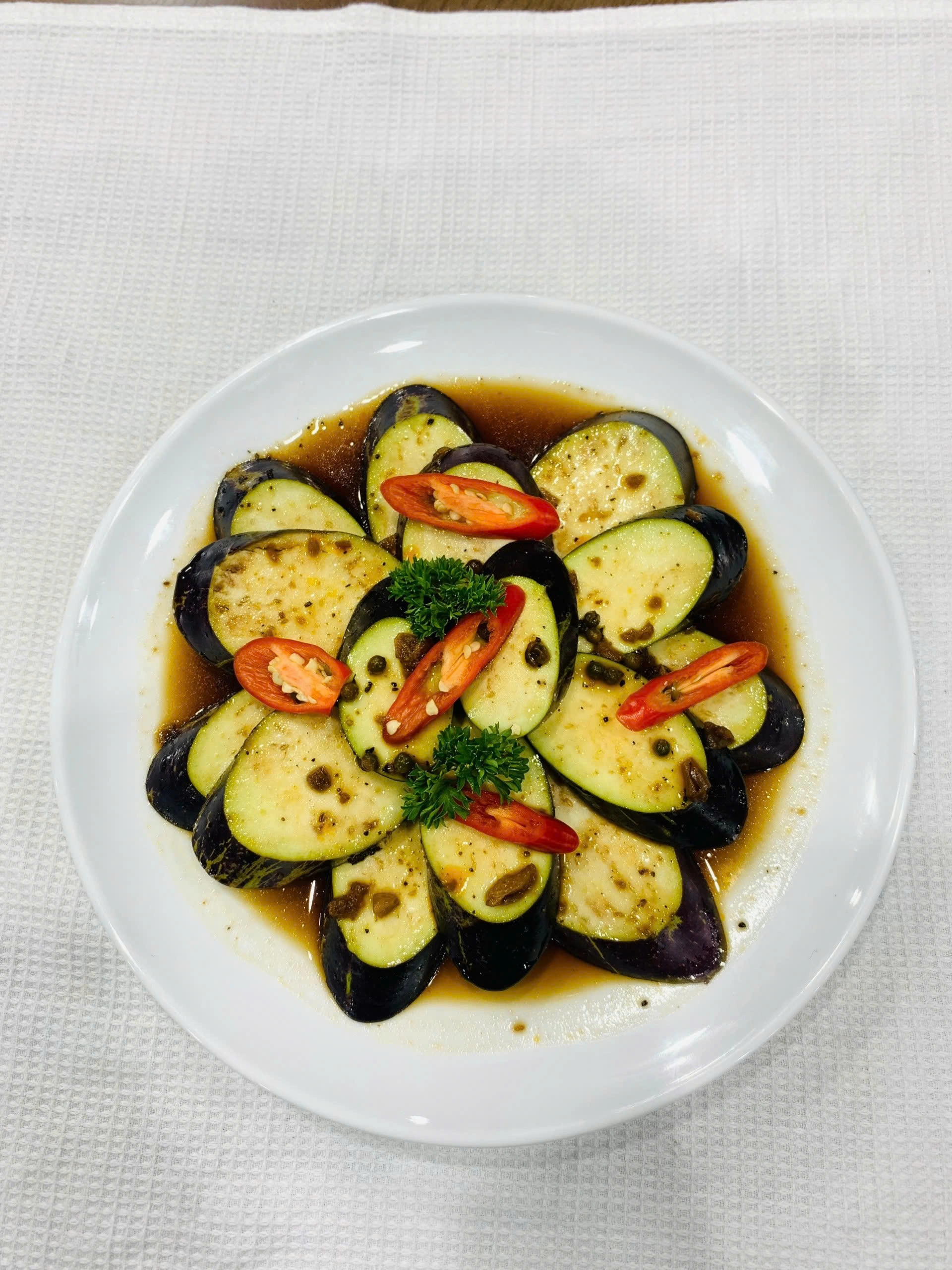 Cà tím xốt tiêu xanh/Đĩa (Eggplant in green pepper sauce)