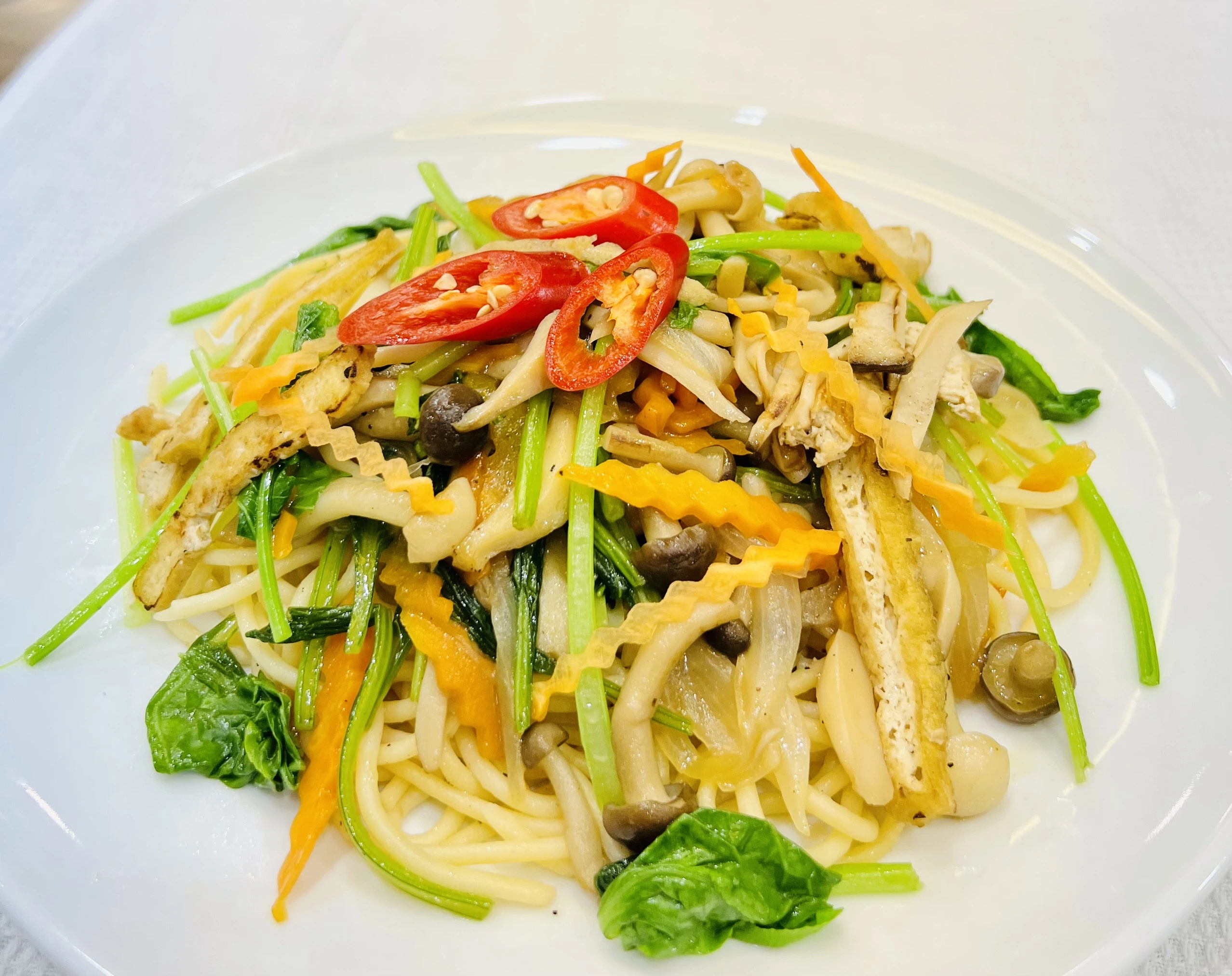 Mì xào rau nấm/Đĩa (Stir-fried noodles with vegetables and mushrooms)